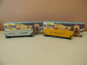 lot 33 image: VINTAGE HO ATHEARN ROCK ISLAND 5310 3-BAY COVERED HOPPER & MILWAUKEE 5306 3-BAY COVERED HOPPER - NICE - IN BOX - GREAT PIECES - SEE PICTURES