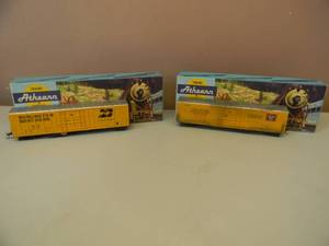 lot 34 image: VINTAGE HO ATHEARN WFEX-BN 5466 57FT MECHANICAL REEFER & BREX-CB&Q 5464 MILWAUKEE 5306 57FT MECHANICAL REEFER - NICE - IN BOX - GREAT PIECES - SEE PICTURES