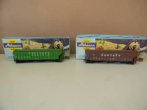 lot 35 image: VINTAGE HO ATHEARN SANTA FE 5301 3-BAY COVERED HOPPER & NORTHERN PACIFIC 3-BAY COVERED HOPPER - NICE - IN BOX - GREAT PIECES - SEE PICTURES