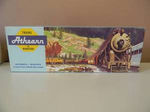 lot 37 image: VINTAGE HO ATHEARN SOO-LINE 5311 3-BAY COVERED HOPPER & SOO-LINE 588 WHEAT HOPPER - NICE - IN BOX - GREAT PIECES - SEE PICTURES