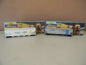 lot 38 image: VINTAGE HO ATHEARN SOO-LINE 5311 3-BAY COVERED HOPPER & SOO-LINE 588-2 WHEAT HOPPER - NICE - IN BOX - GREAT PIECES - SEE PICTURES