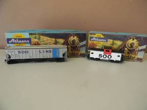 lot 39 image: VINTAGE HO ATHEARN SOO-LINE 5311 3-BAY COVERED HOPPER & SOO-LINE 5370 WIDE VISION CABOOSE - NICE - IN BOX - GREAT PIECES - SEE PICTURES