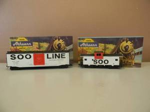 lot 41 image: VINTAGE HO ATHEARN SOO-LINE 1335 50 FT. PLUG DOOR BOX & SOO-LINE 5370 WIDE VISION CABOOSE - NICE - IN BOX - GREAT PIECES - SEE PICTURES