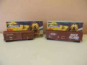 lot 43 image: VINTAGE HO ATHEARN ROCK ISLAND 1326 50 FT. PLUG DOOR BOX CAR & ROCK ISLAND 1772 STOCK CAR - NICE - IN BOX - GREAT PIECES - SEE PICTURES