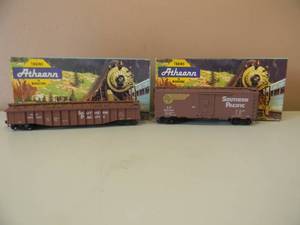 lot 44 image: VINTAGE HO ATHEARN SOUTHERN PACIFIC 1665 COVERED GONDOLA & SOUTHERN PACIFIC 2093 40 FT. GRAINLOADING BOX - NICE - IN BOX - GREAT PIECES - SEE PICTURES
