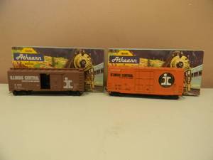 lot 46 image: VINTAGE HO ATHEARN ILLINOIS CENTRAL 1207 40 FT. BOX CAR & ILLINOIS CENTRAL 1962 40 FT. HI-CUBE BOX - NICE - IN BOX - GREAT PIECES - SEE PICTURES