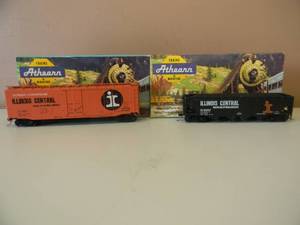lot 47 image: VINTAGE HO ATHEARN ILLINOIS CENTRAL 1759 HOPPER CAR & ILLINOIS CENTRAL 1322 50 FT. PLUG DOOR BOX CAR - NICE - IN BOX - GREAT PIECES - SEE PICTURES
