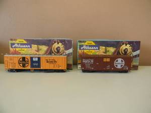 lot 48 image: VINTAGE HO ATHEARN SANTA FE 1637 50 FT. OUTSIDE BRACED REEFER & SANTA FE 40 FT. GRAINLOADING BOX - NICE - IN BOX - GREAT PIECES - SEE PICTURES