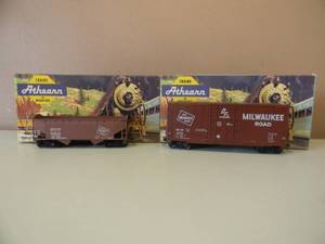 lot 51 image: VINTAGE HO ATHEARN MILWAUKEE ROAD 5406 34 FT. OFFSET-SIDE HOPPER & MILWAUKEE 1963 40 FT. HIGH CUBE BOX - NICE - IN BOX - GREAT PIECES - SEE PICTURES