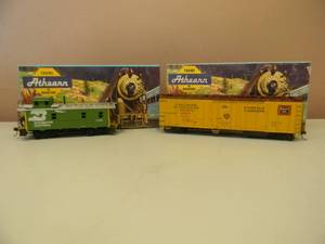 lot 54 image: VINTAGE HO ATHEARN BURLINGTON 5361 WIDE VISION CABOOSE & BURLINGTON 1632 50 FT. OUTSIDE BRACED REEFER - NICE - IN BOX - GREAT PIECES - SEE PICTURES