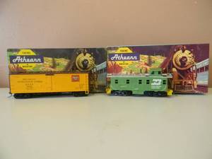 lot 55 image: VINTAGE HO ATHEARN BURLINGTON 1249 CABOOSE & BURLINGTON 5217 40 FT. WOOD REEFER - NICE - IN BOX - GREAT PIECES - SEE PICTURES