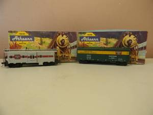 lot 56 image: VINTAGE HO ATHEARN BURLINGTON 1288 BAY WINDOW CABOOSE & BURLINGTON 1632 50 FT. OUTSIDE BRACED REEFER - NICE - IN BOX - GREAT PIECES - SEE PICTURES