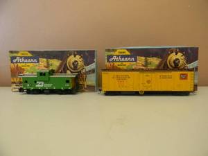 lot 57 image: VINTAGE HO ATHEARN BURLINGTON 1254 CABOOSE & BURLINGTON 1610 REFRIGERATOR CAR - NICE - IN BOX - GREAT PIECES - SEE PICTURES