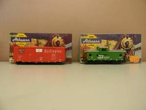 lot 58 image: VINTAGE HO ATHEARN BURLINGTON 5361 WIDE VISION CABOOSE & BURLINGTON 2091 40 FT. GRAINLOADING BOX - NICE - IN BOX - GREAT PIECES - SEE PICTURES