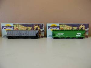 lot 61 image: VINTAGE HO ATHEARN UNION PACIFIC 5310 3 BAY COVERED HOPPER & BURLINGTON NORTHERN 421 A.C.F. CENTER FLO HOPPER - NICE - IN BOX - GREAT PIECES - SEE PICTURES