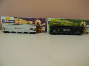 lot 62 image: VINTAGE HO ATHEARN UNITED CARBON 1914 A.C.F. CENTER FLO HOPPER & C.B.&O 1923 A.C.F CENTER FLOW HOPPER - NICE - IN BOX - GREAT PIECES - SEE PICTURES