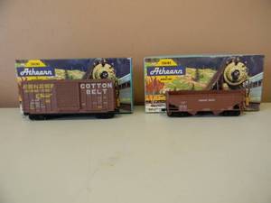 lot 63 image: VINTAGE HO ATHEARN COTTON BELT 1952 40 FT. O.B. HI-CUBE & CANADIAN PACIFIC 5402 34 FT. OFFSET-SIDE HOPPER - NICE - IN BOX - GREAT PIECES - SEE PICTURES