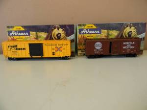 lot 64 image: VINTAGE HO ATHEARN RAILBOX 5521 50 FT. SLIDING DOOR BOX CAR & NORFOLK & WESTERN 40 FT. BOX CAR - NICE - IN BOX - GREAT PIECES - SEE PICTURES