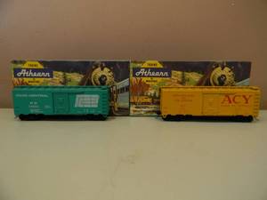 lot 67 image: VINTAGE HO ATHEARN PENN CENTRAL 1206 40 FT. BOX CAR & A.C.Y 1212 40 FT. BOX CAR  - NICE - IN BOX - GREAT PIECES - SEE PICTURES