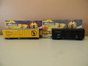 lot 70 image: VINTAGE HO ATHEARN GREAT NORTHERN 1634 50 FT. OUTSIDE BRACED REEFER & DENVER RIO GRAND 1777 STOCK CAR - NICE - IN BOX - GREAT PIECES - SEE PICTURES