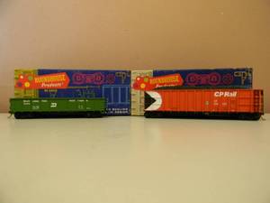 lot 82 image: VINTAGE ROUNDHOUSE HO BURLINGTON NORTHERN 1350 GONDOLA & C.P. 1650 50 THRALL GONDOLA - NICE - IN BOX - GREAT PIECES - SEE PICTURES