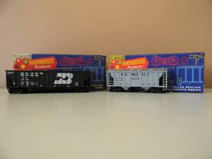 lot 83 image: VINTAGE ROUNDHOUSE HO BURLINGTON NORTHERN 1498 3-BAY HOPPER & MILWAUKEE 1436 COVERED HOPPER - NICE - IN BOX - GREAT PIECES - SEE PICTURES
