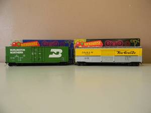 lot 86 image: VINTAGE ROUNDHOUSE HO BURLINGTON NORTHERN 1764 50 SINGLE DR HIGH CUBE & RIO GRANDE D.&R.G.1201 50 SINGLE DOOR BOX CAR - NICE - IN BOX - GREAT PIECES - SEE PICTURES