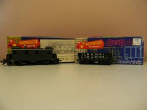 lot 87 image: VINTAGE ROUNDHOUSE HO 2796 NON-POWERED TRACK CLEANER & U.P. 1713 26 ORE CAR-LOW SIDE - NICE - IN BOX - GREAT PIECES - SEE PICTURES