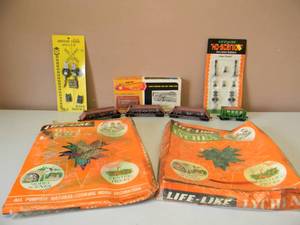 lot 90 image: VINTAGE ROUNDHOUSE HO CRAFT KIT LOGGING-MINING-WORK CAR KIT - HO SCENICS RR SIGNALS - CROSSING SIGNAL WITH LED - LIFE LIKELYCHEN - GREAT SET - SEE PICTURES