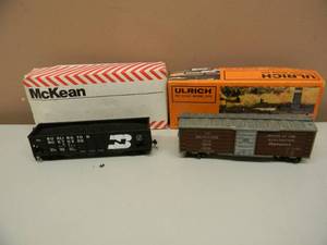 lot 93 image: (4) VINTAGE HO TRAIN CARS - 2 IN BOX - NICE - GREAT SET - SEE PICTURES