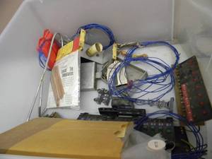 lot 96 image: VINTAGE HO BOX OF TRAIN COMPONENTS  STUFF - SEE PICTURES
