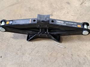 lot 46 image: Ironton 1-Ton Scissor Jack