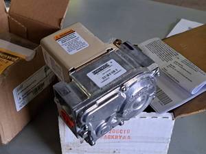 lot 99 image: Honeywell SmartValve System Control Intermittent Hot Surface Pilot Ignitor SV9501M 2528
