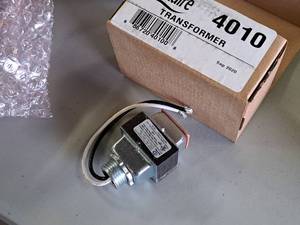 lot 108 image: Research Products Aprilaire 4010 15W 120V Transformer