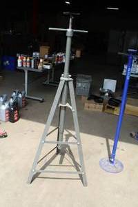 lot 510 image: 2-Ton Safety Screw-Type Transmission Jack Stand