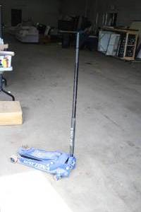 lot 512 image: Daytona Heavy Duty 4-Ton Hydraulic Floor Jack