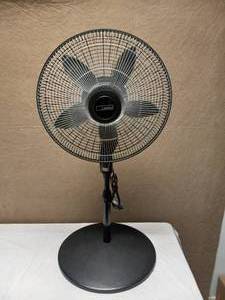lot 52 image: LASKO 18 PEDESTAL FAN