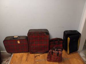lot 70 image: VINTAGE SUITCASES & ALADDINS PLAID THERMOS SET