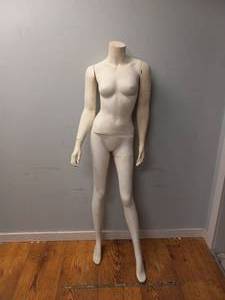 lot 74 image: FEMALE MANNEQUIN