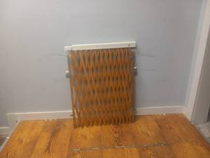 lot 76 image: EVENFLO EXPANSION WALK THRU ROOM DIVDER BABY GATE