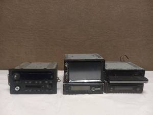 lot 84 image: 5 CAR RADIOS