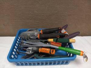 lot 98 image: GARDENING TOOLS