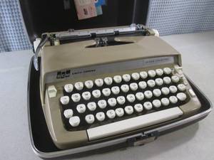 (D-2) Vintage Smith-Corona Typewriter