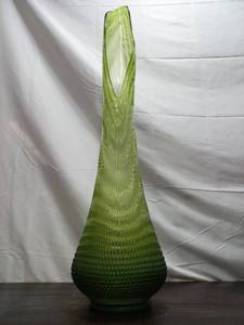 lot 3 image: Large Vintage L E Smith Swung Stretch Vase