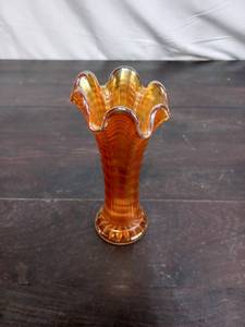 lot 18 image: Vintage Carnival Glass Vase