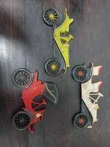 lot 32 image: Vintage Sexton Midwest Cast Metal Antique Car Wall-Hangings