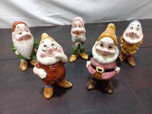 lot 45 image: Five Walt Disney Production Snow White And The Seven Dwarfs Figurines By Ensco
