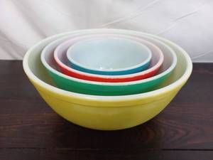 lot 75 image: Pyrex Bowls