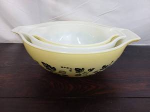 lot 76 image: Pyrex Onion Bowls