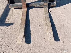 Skid-Loader Walk-Thru Pallet Forks